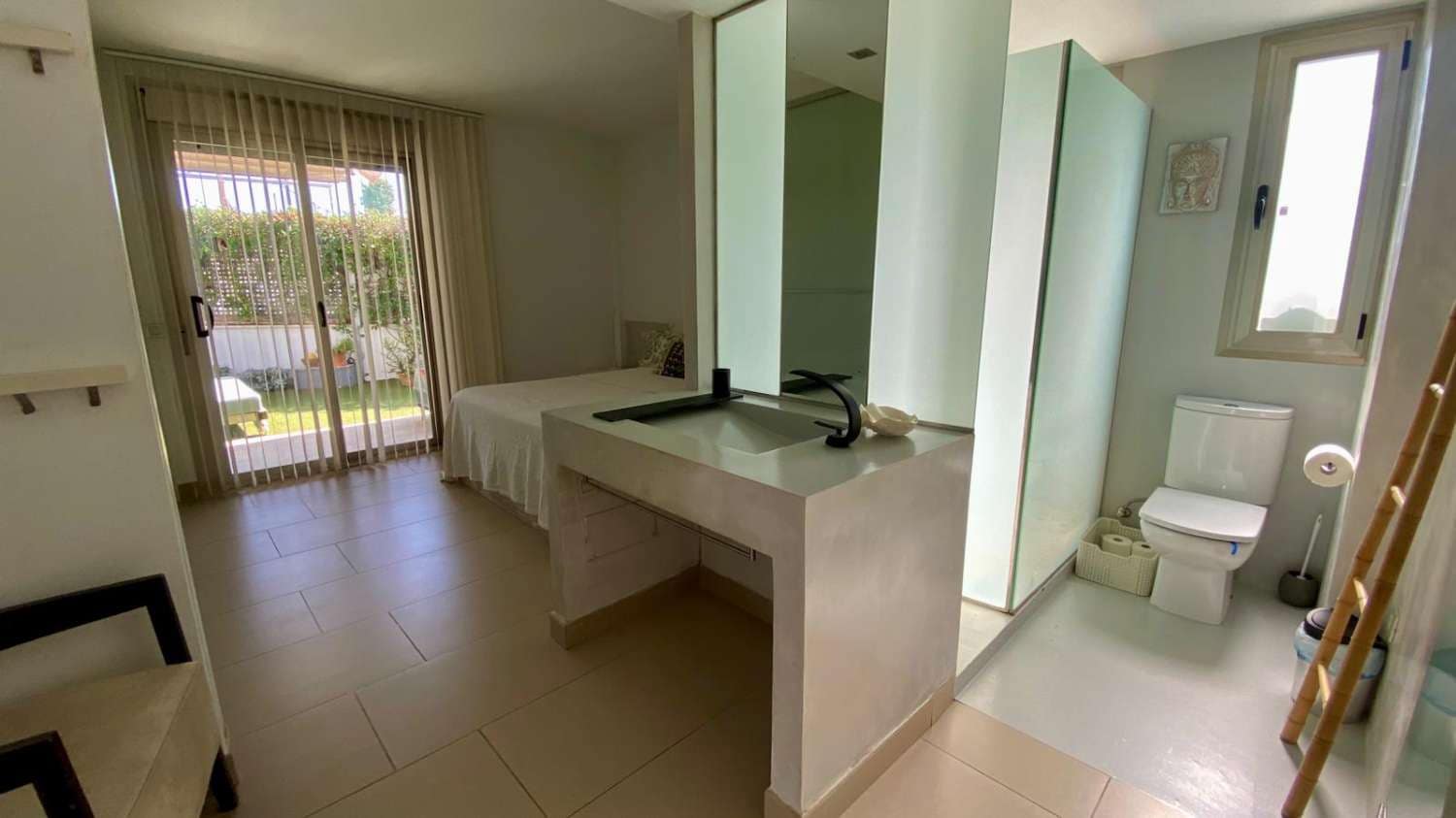 2 slaapkamer Flat te koop in Ibiza dorp met zwembad - € 895.000 (Ref: 9796201)