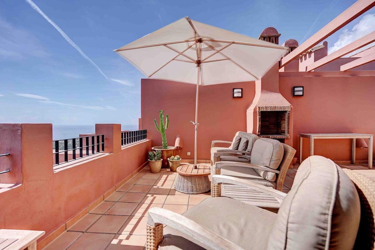2 bedroom Penthouse for sale in Calahonda with pool garage - € 699,995 (Ref: 10095333)