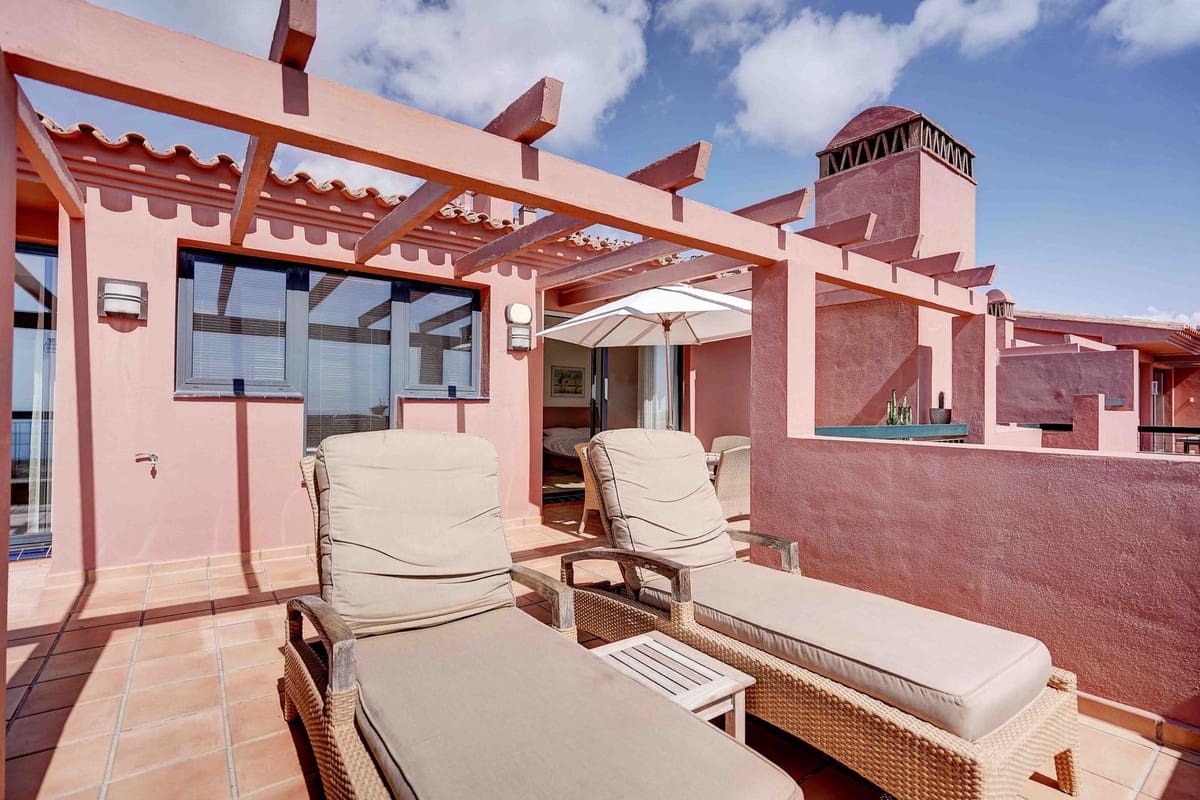 2 bedroom Penthouse for sale in Calahonda with pool garage - € 699,995 (Ref: 10095333)
