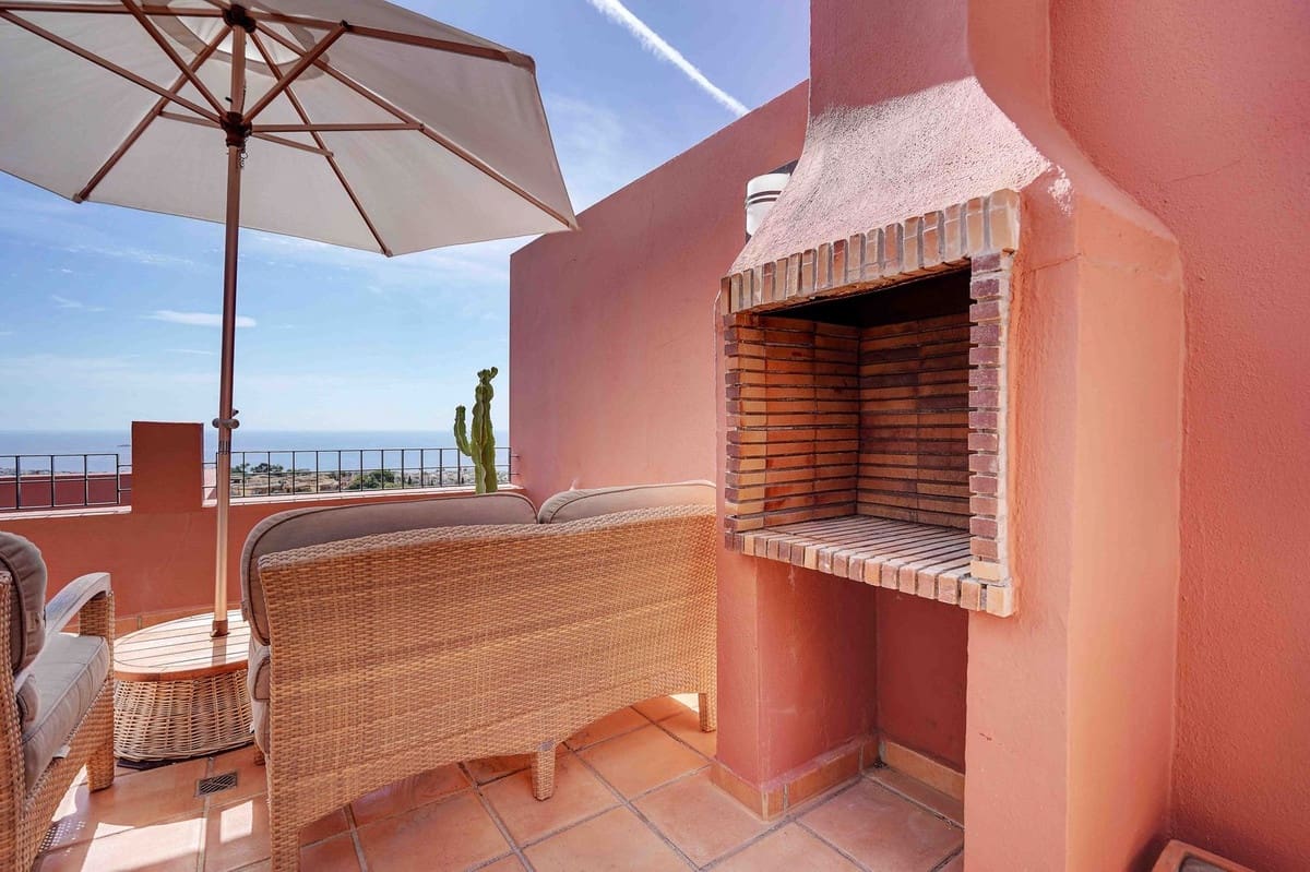 2 bedroom Penthouse for sale in Calahonda with pool garage - € 699,995 (Ref: 10095333)