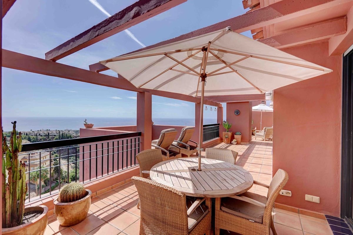 2 bedroom Penthouse for sale in Calahonda with pool garage - € 699,995 (Ref: 10095333)