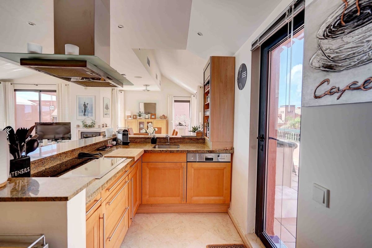 2 bedroom Penthouse for sale in Calahonda with pool garage - € 699,995 (Ref: 10095333)