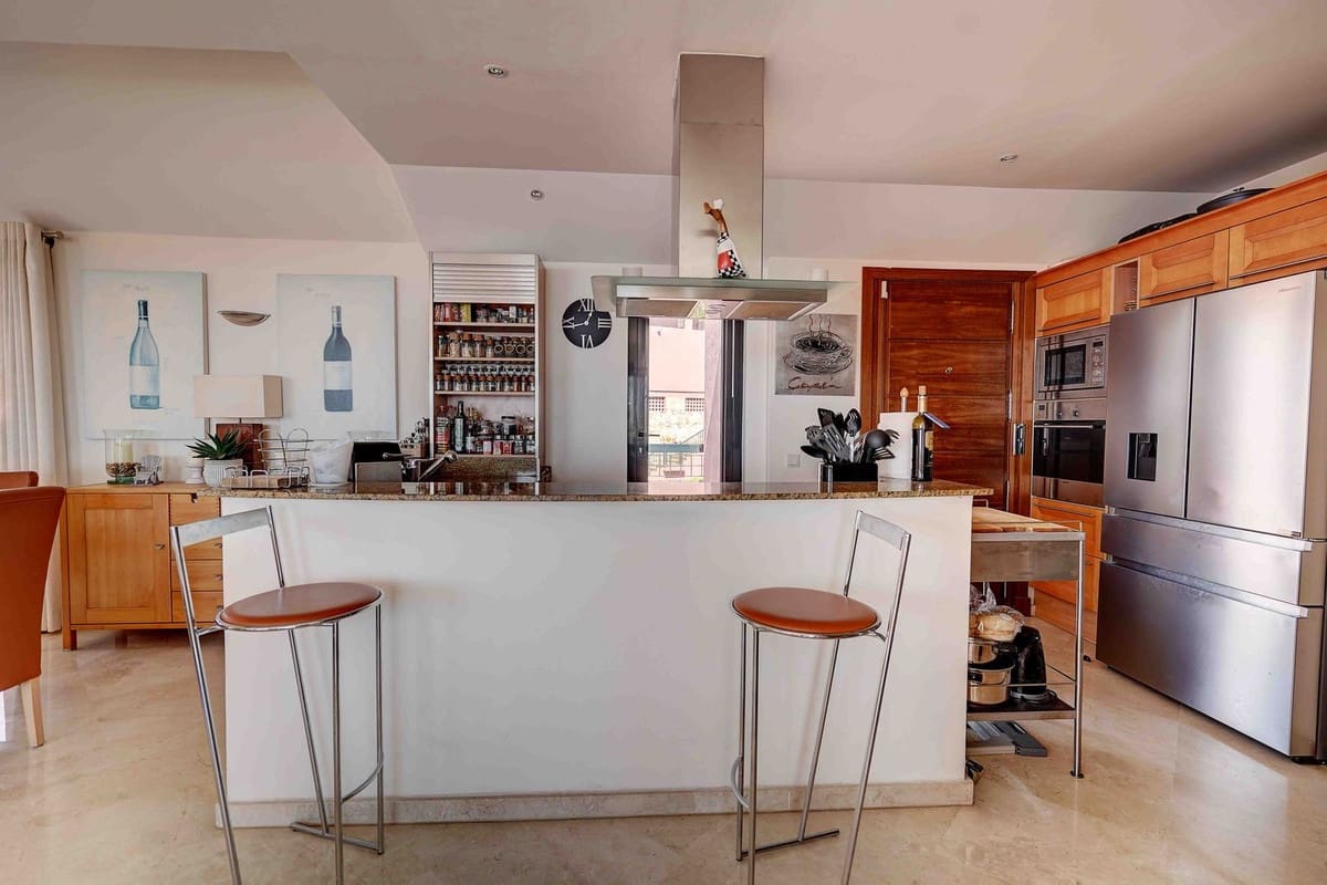 2 bedroom Penthouse for sale in Calahonda with pool garage - € 699,995 (Ref: 10095333)