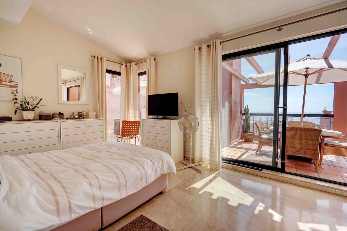 2 bedroom Penthouse for sale in Calahonda with pool garage - € 699,995 (Ref: 10095333)