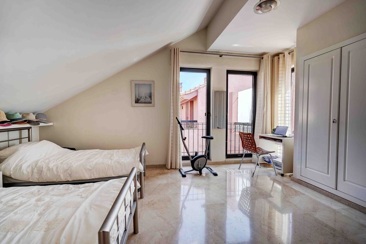 2 bedroom Penthouse for sale in Calahonda with pool garage - € 699,995 (Ref: 10095333)