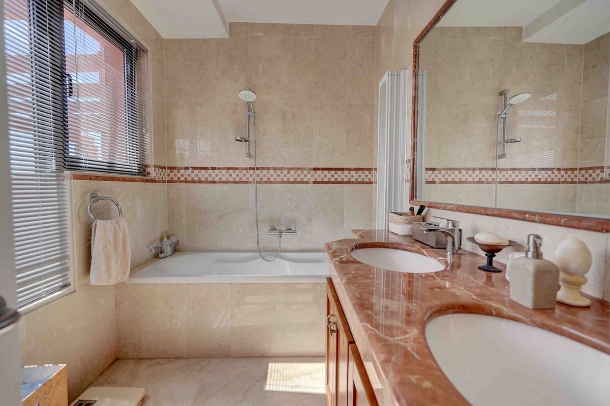 2 bedroom Penthouse for sale in Calahonda with pool garage - € 699,995 (Ref: 10095333)