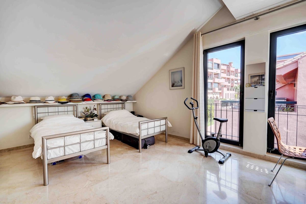 2 bedroom Penthouse for sale in Calahonda with pool garage - € 699,995 (Ref: 10095333)