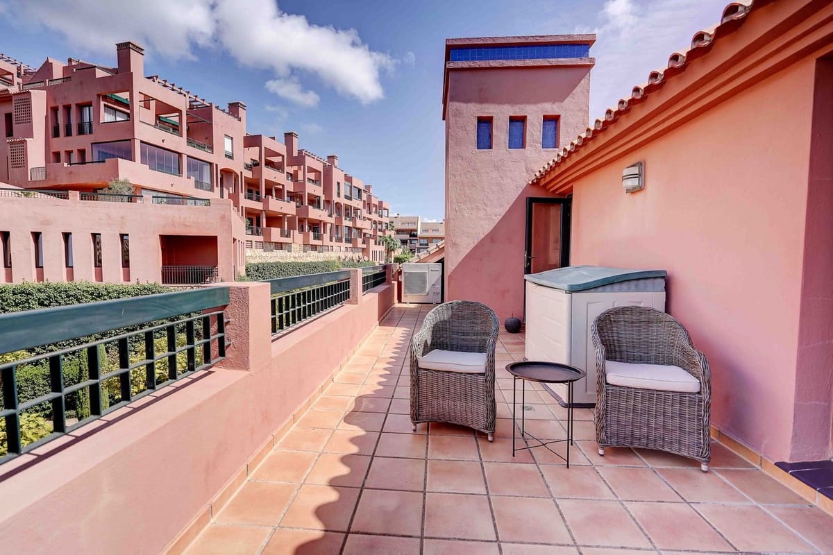2 bedroom Penthouse for sale in Calahonda with pool garage - € 699,995 (Ref: 10095333)