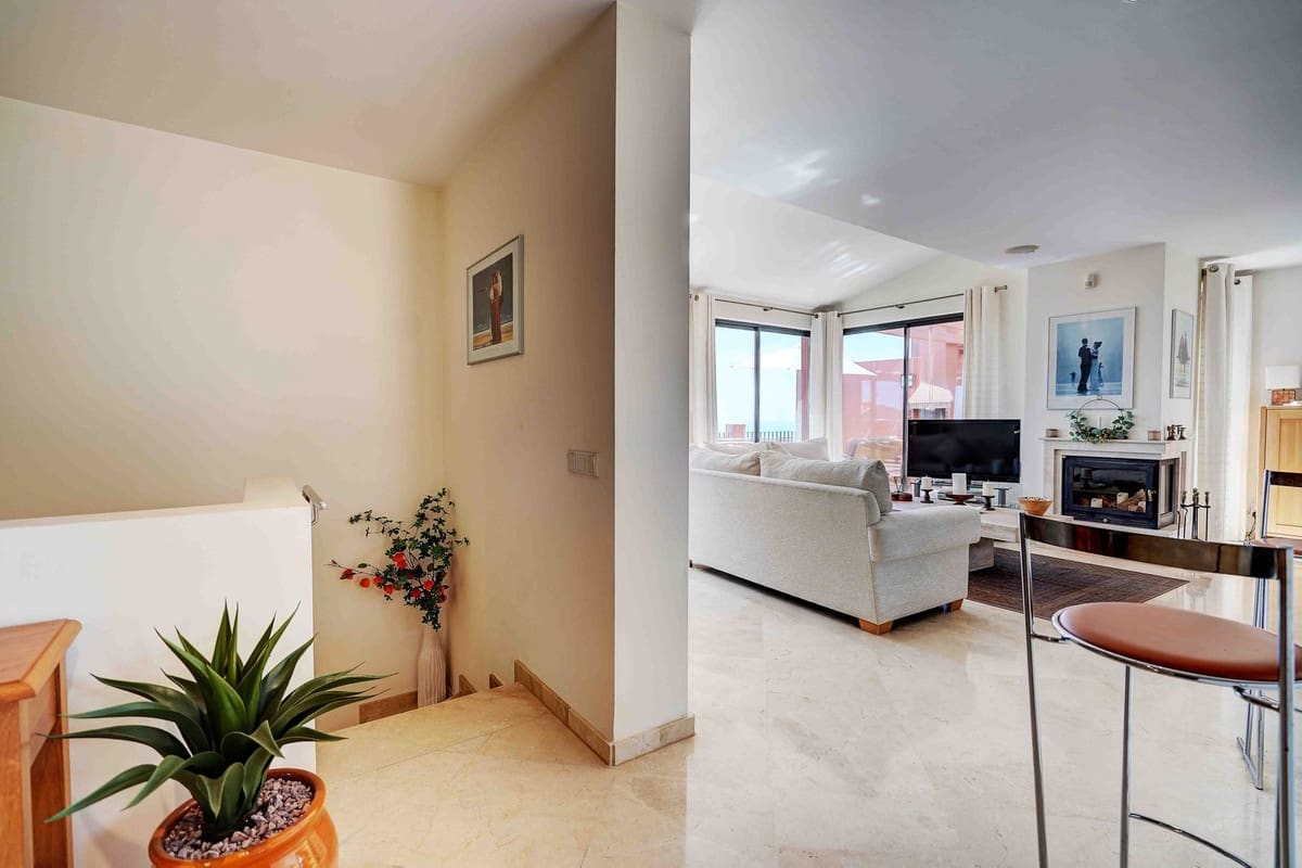 2 bedroom Penthouse for sale in Calahonda with pool garage - € 699,995 (Ref: 10095333)