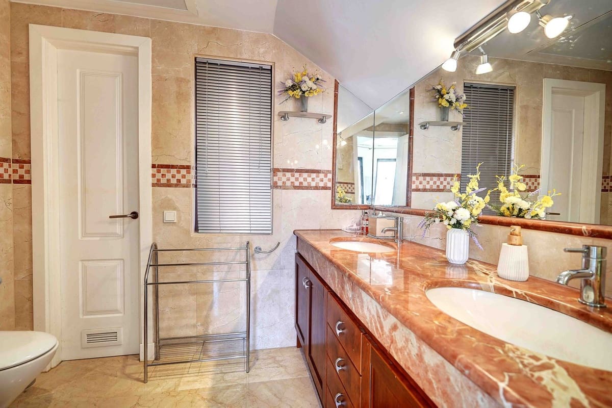 2 bedroom Penthouse for sale in Calahonda with pool garage - € 699,995 (Ref: 10095333)