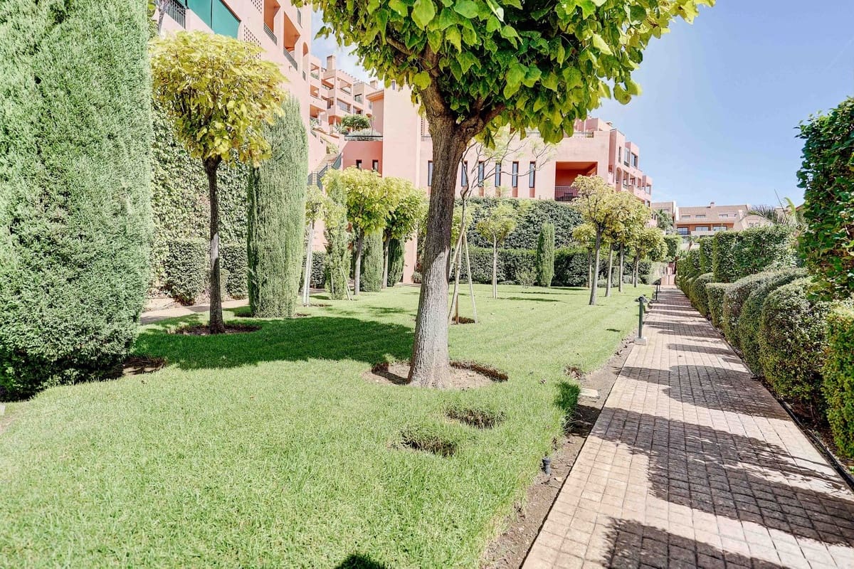 2 bedroom Penthouse for sale in Calahonda with pool garage - € 699,995 (Ref: 10095333)