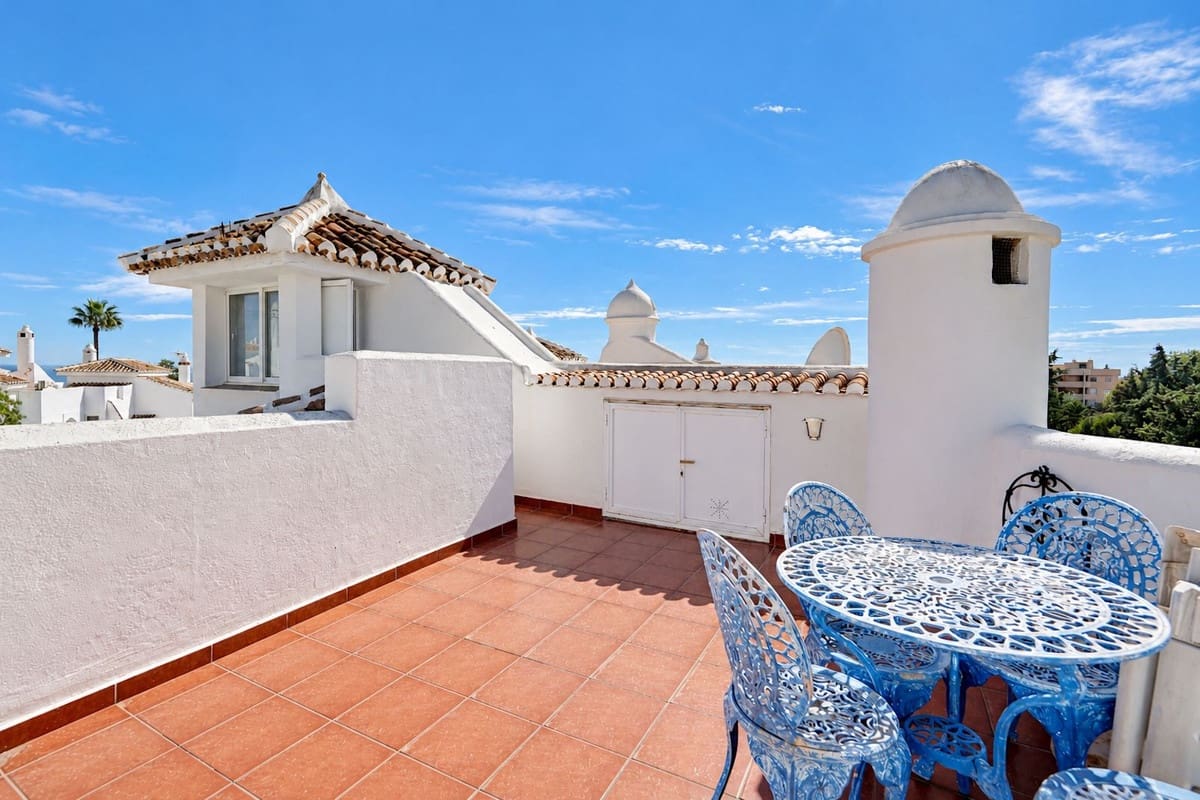 2 bedroom Penthouse for sale in Calahonda with pool - € 379,000 (Ref: 10160306)