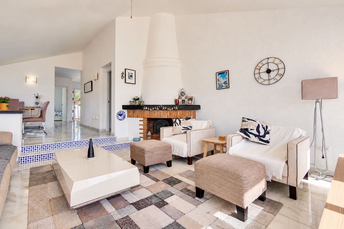 2 bedroom Penthouse for sale in Calahonda with pool - € 379,000 (Ref: 10160306)