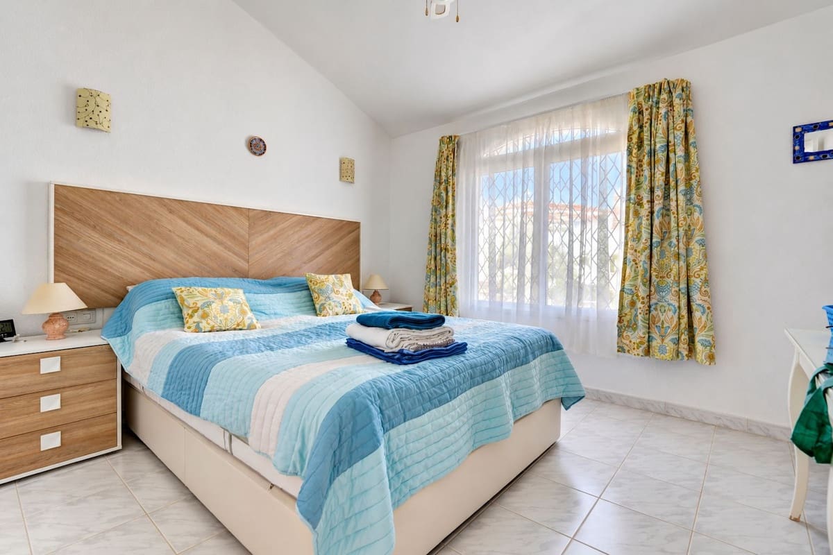 2 bedroom Penthouse for sale in Calahonda with pool - € 379,000 (Ref: 10160306)