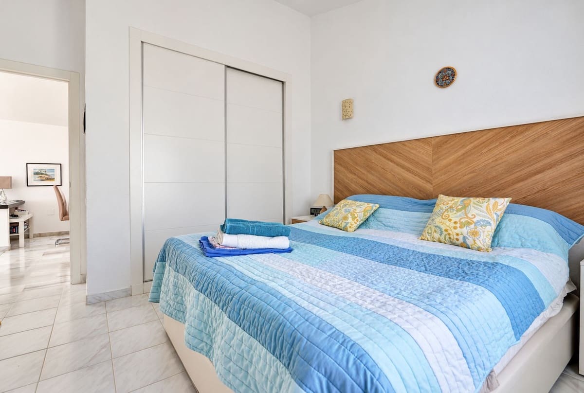 2 bedroom Penthouse for sale in Calahonda with pool - € 379,000 (Ref: 10160306)