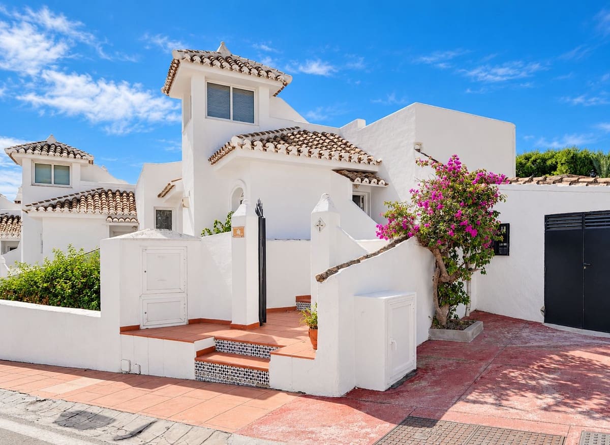 2 bedroom Penthouse for sale in Calahonda with pool - € 379,000 (Ref: 10160306)