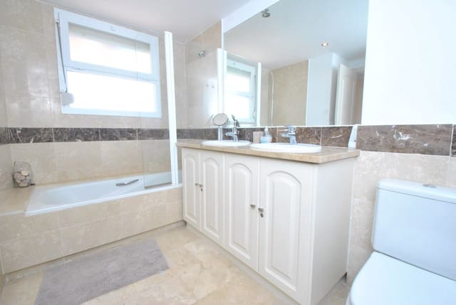 2 bedroom Penthouse for holiday rental in Calahonda, Mijas with pool garage - € 925 (Ref: 5301307)