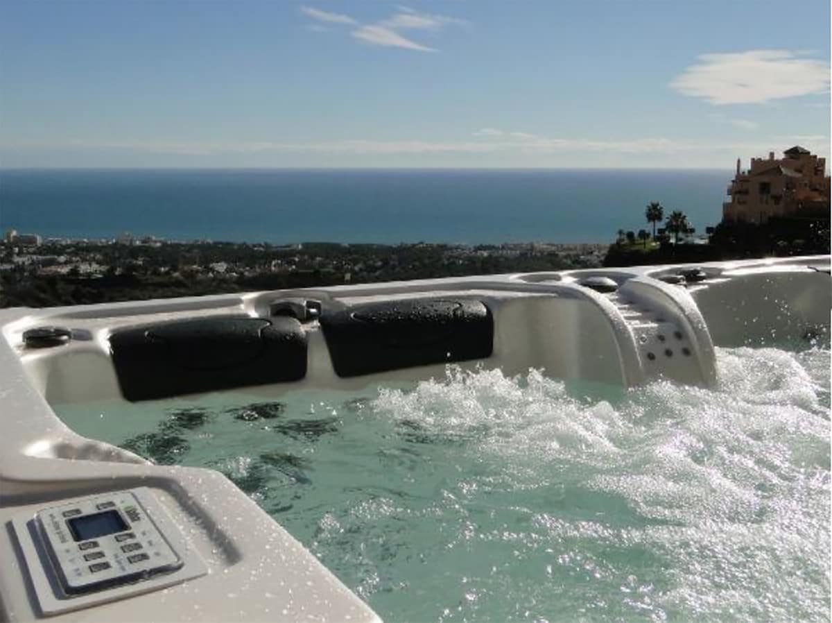 2 bedroom Penthouse for holiday rental in Calahonda with pool garage - € 925 (Ref: 5301307)