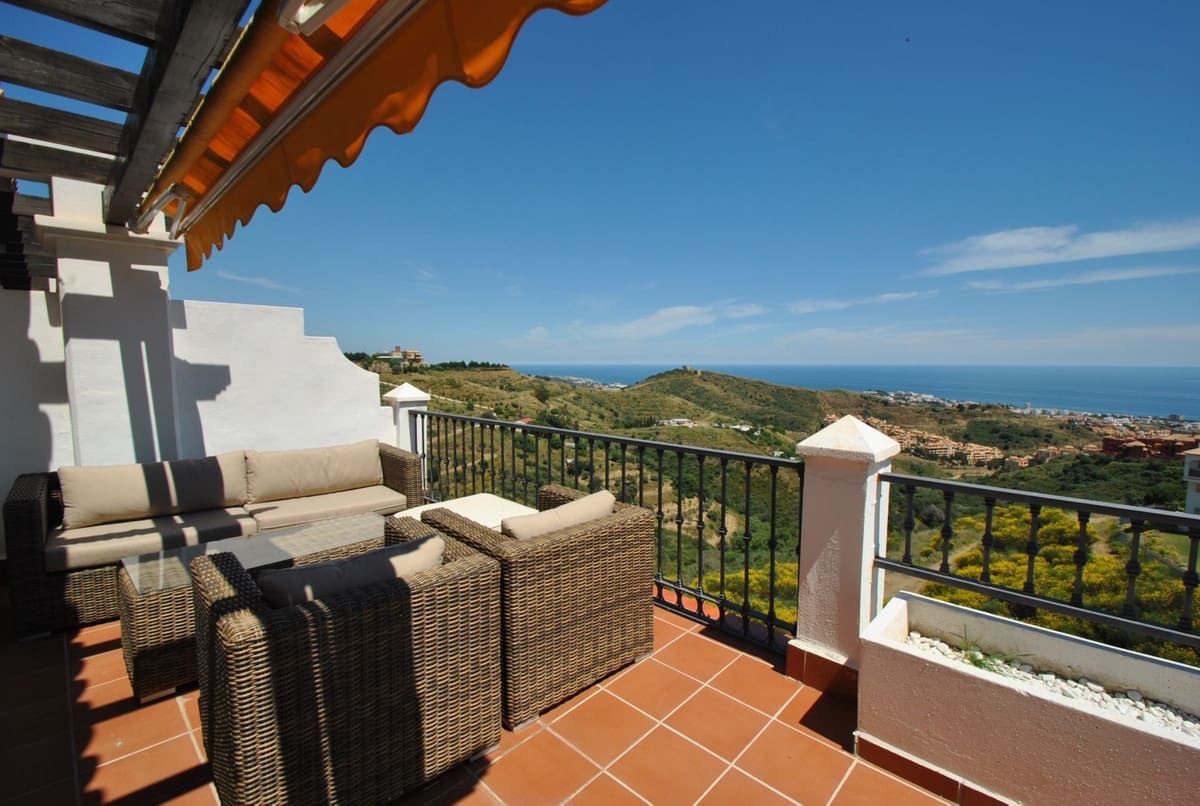 2 bedroom Penthouse for holiday rental in Calahonda with pool garage - € 925 (Ref: 5301307)
