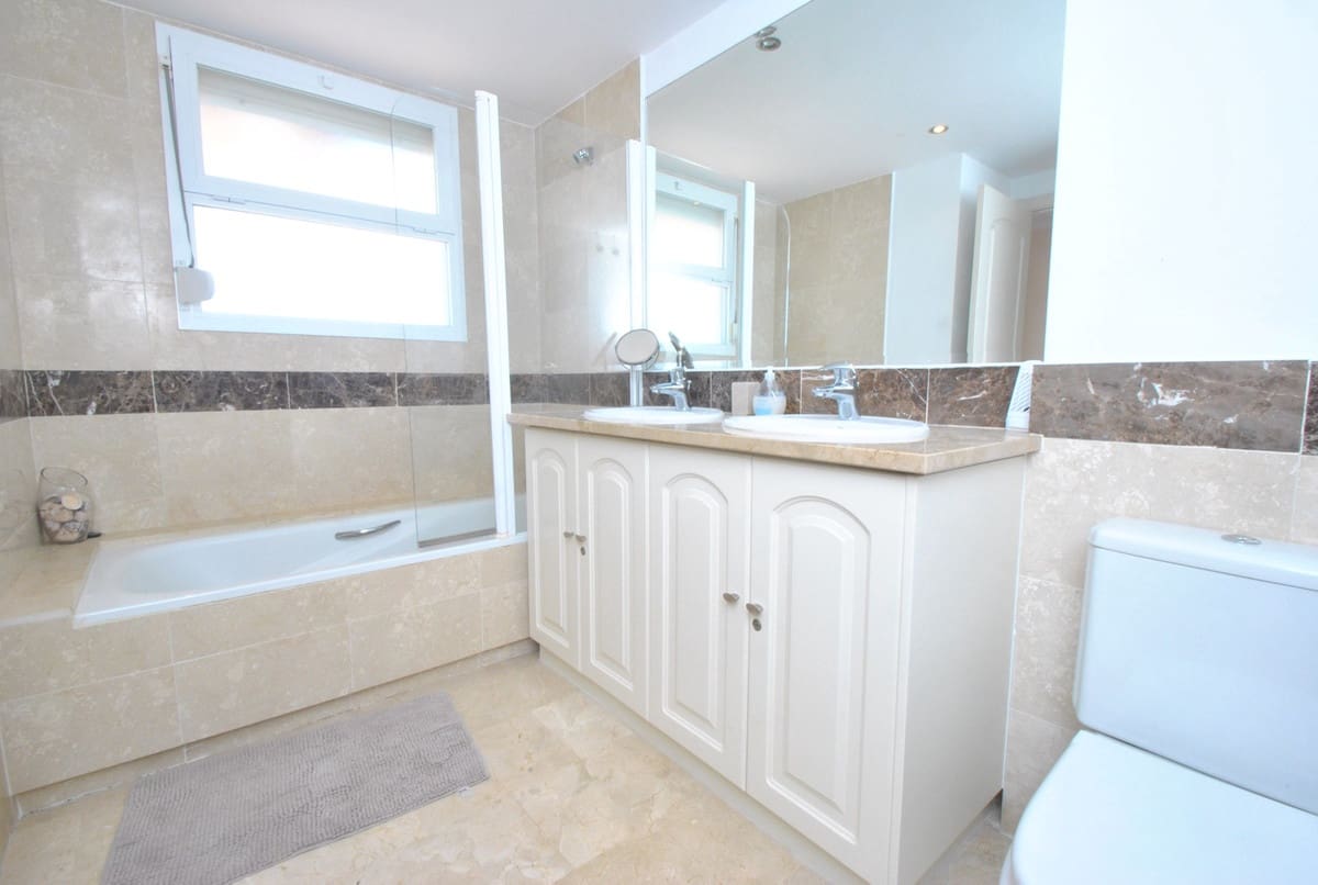 2 sypialnia Penthouse na kwatery wakacyjne w Calahonda z basenem garażem - 925 € (Ref: 5301307)