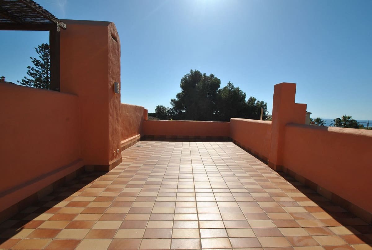 4 soveværelse Byhus til salg i Cabopino med swimmingpool garage - € 495.000 (Ref: 8811920)