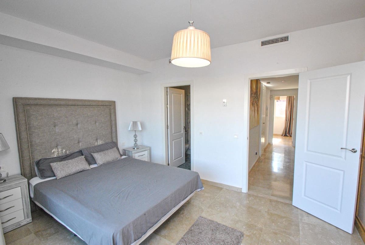 Casa de 4 habitaciones en Cabopino en venta con piscina garaje - 495.000 € (Ref: 8811920)