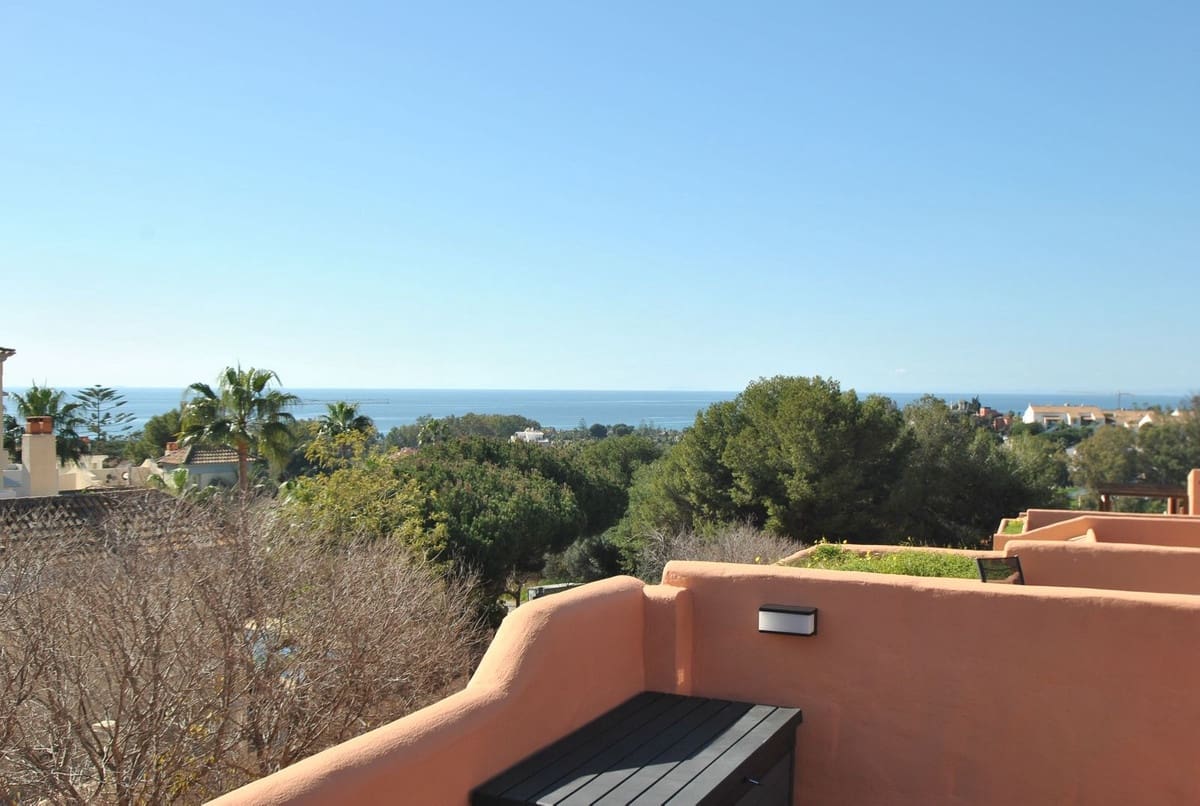 4 soveværelse Byhus til salg i Cabopino med swimmingpool garage - € 495.000 (Ref: 8811920)