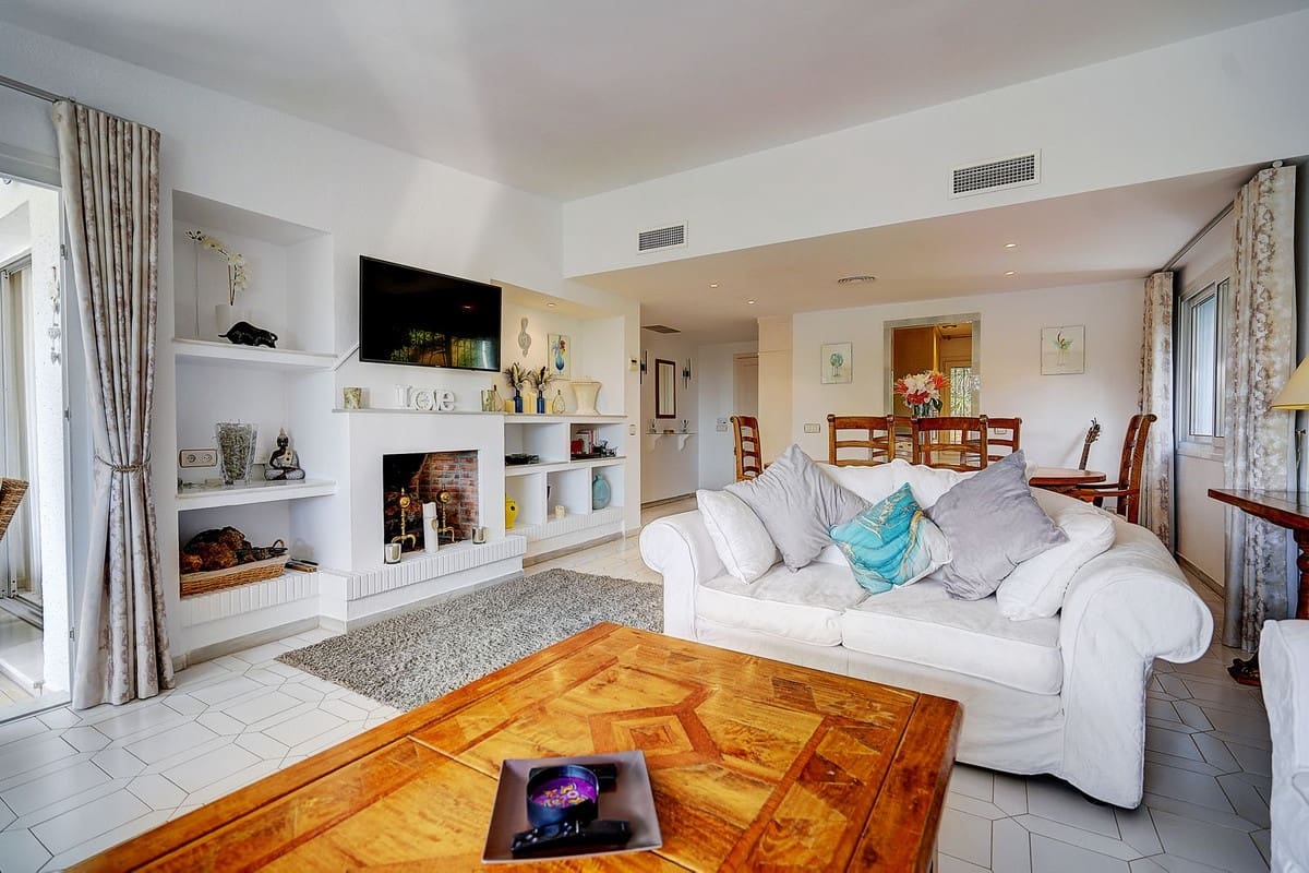 3 soveværelse Semi-Rækkehus til salg i Miraflores med swimmingpool garage - € 635.000 (Ref: 8895373)