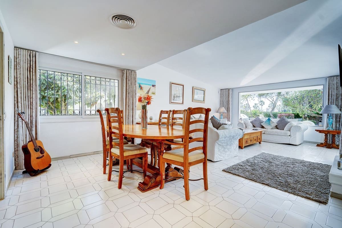 3 soveværelse Semi-Rækkehus til salg i Miraflores med swimmingpool garage - € 635.000 (Ref: 8895373)