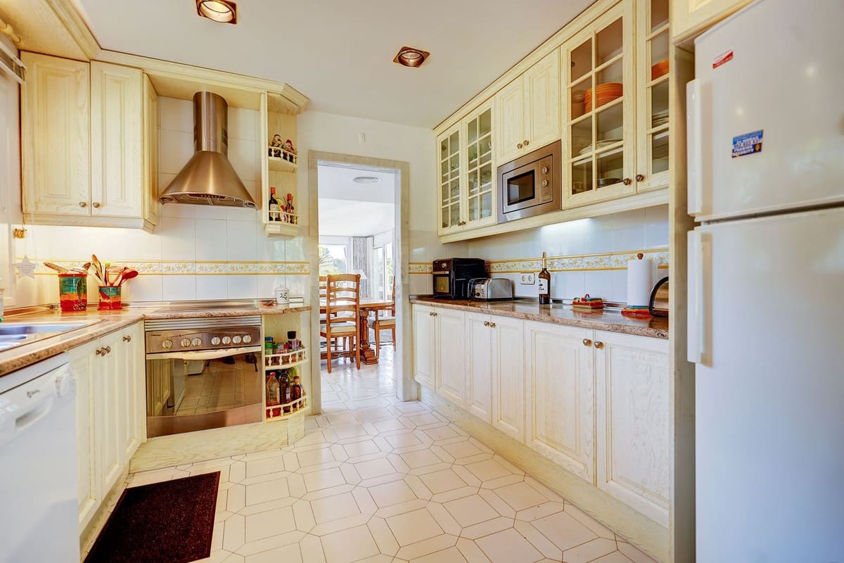 3 soveværelse Semi-Rækkehus til salg i Miraflores med swimmingpool garage - € 635.000 (Ref: 8895373)