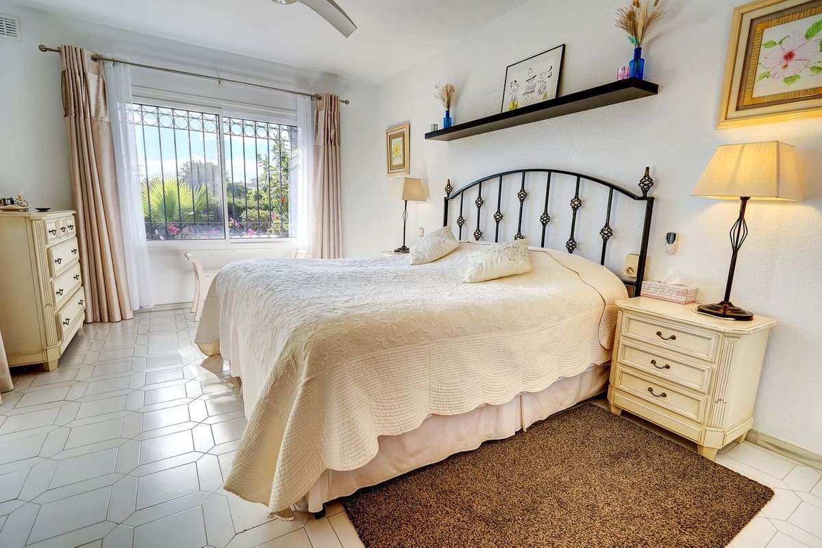 3 soveværelse Semi-Rækkehus til salg i Miraflores med swimmingpool garage - € 635.000 (Ref: 8895373)