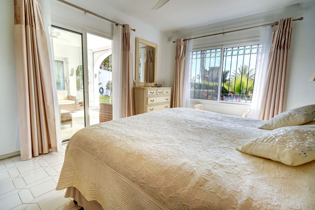 3 soveværelse Semi-Rækkehus til salg i Miraflores med swimmingpool garage - € 635.000 (Ref: 8895373)