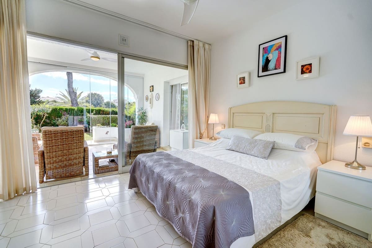 3 soveværelse Semi-Rækkehus til salg i Miraflores med swimmingpool garage - € 635.000 (Ref: 8895373)