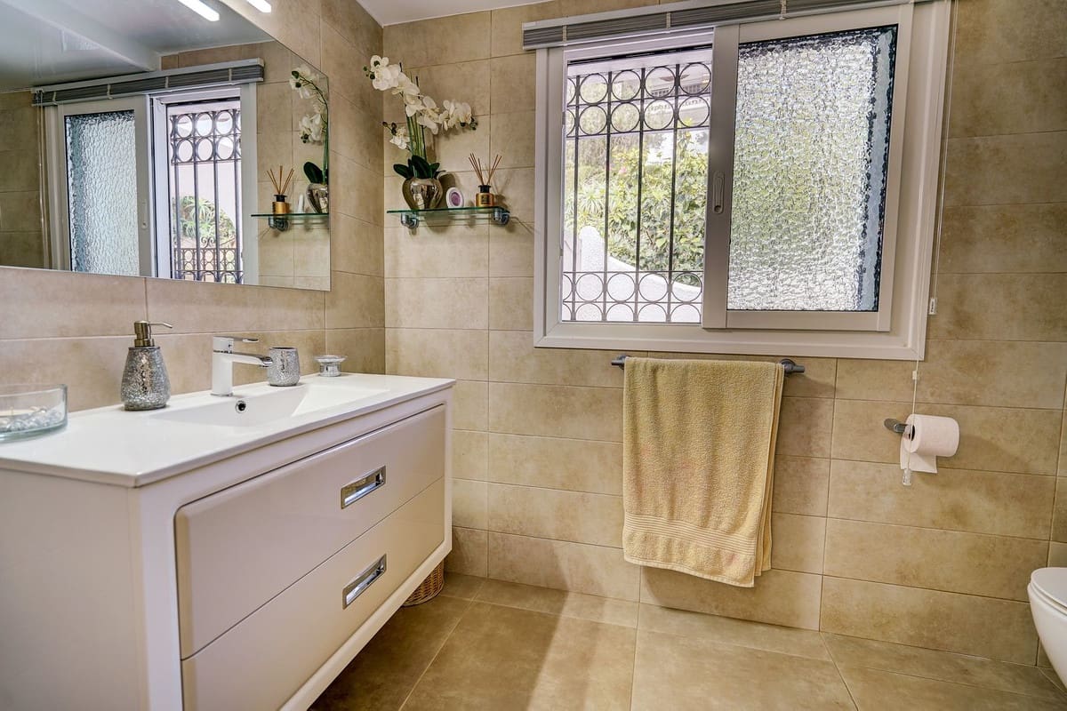 3 soveværelse Semi-Rækkehus til salg i Miraflores med swimmingpool garage - € 635.000 (Ref: 8895373)