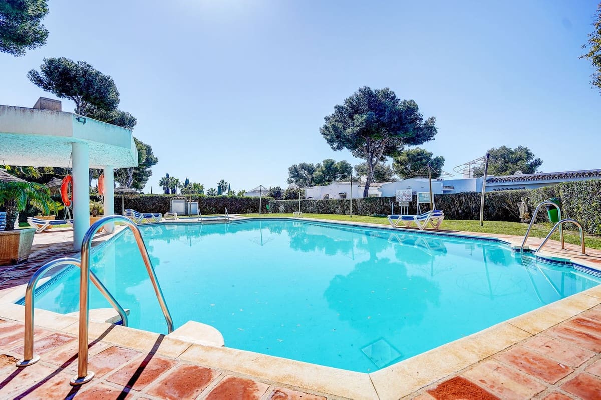 3 soveværelse Semi-Rækkehus til salg i Miraflores med swimmingpool garage - € 635.000 (Ref: 8895373)