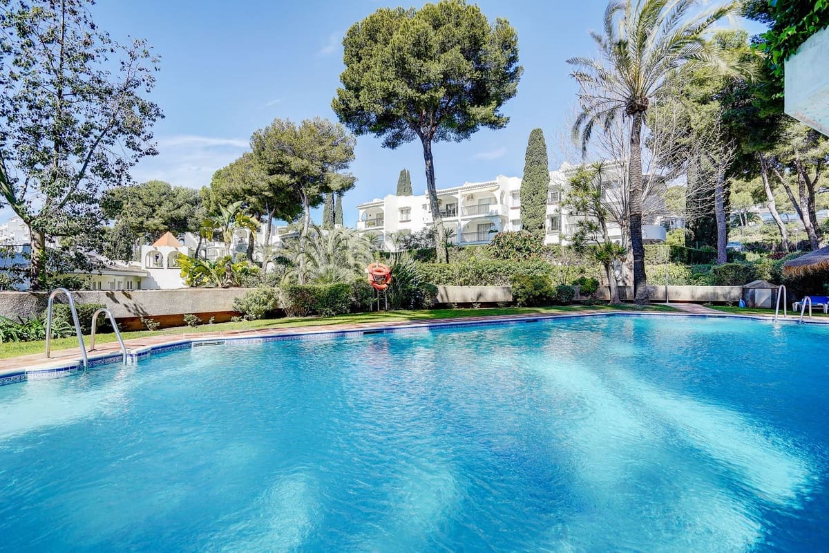 3 soveværelse Semi-Rækkehus til salg i Miraflores med swimmingpool garage - € 635.000 (Ref: 8895373)