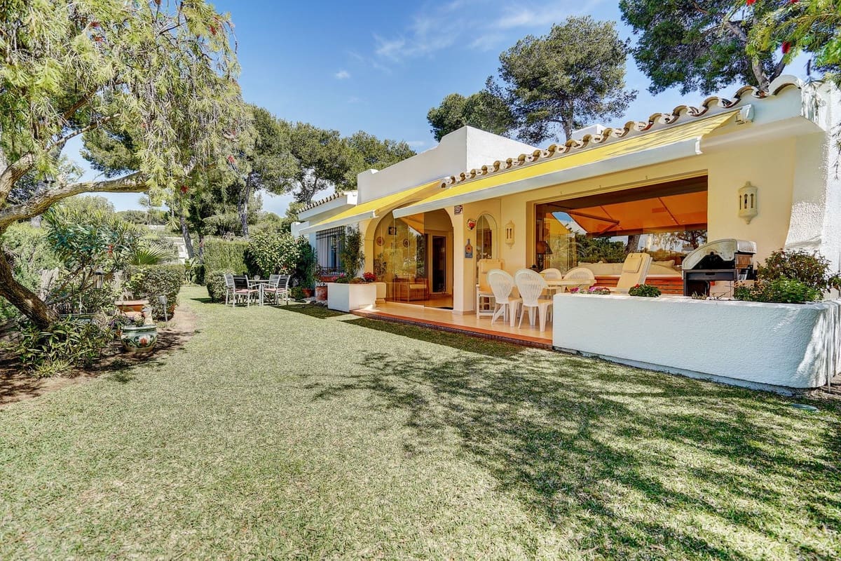 3 soveværelse Semi-Rækkehus til salg i Miraflores med swimmingpool garage - € 635.000 (Ref: 8895373)