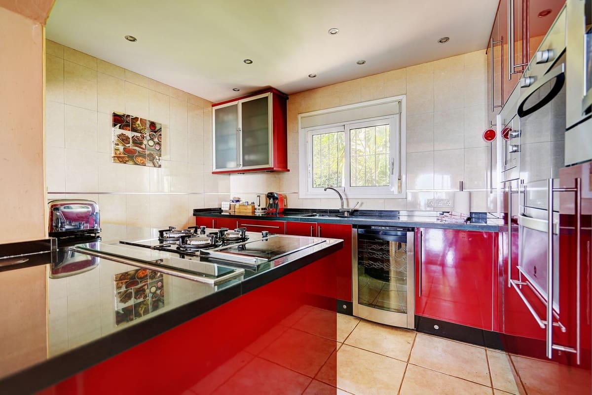 5 soverom Villa til salgs i La Capellania med svømmebasseng garasje - € 1 325 000 (Ref: 8969765)