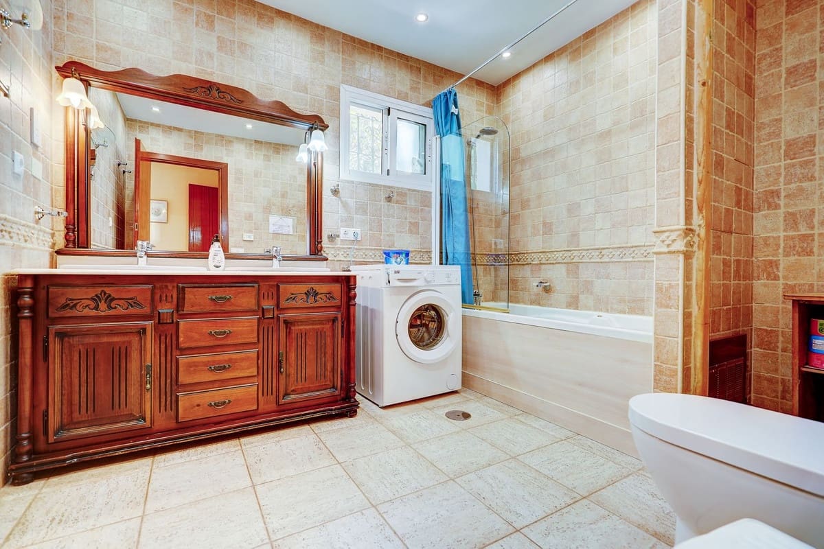 5 soverom Villa til salgs i La Capellania med svømmebasseng garasje - € 1 325 000 (Ref: 8969765)