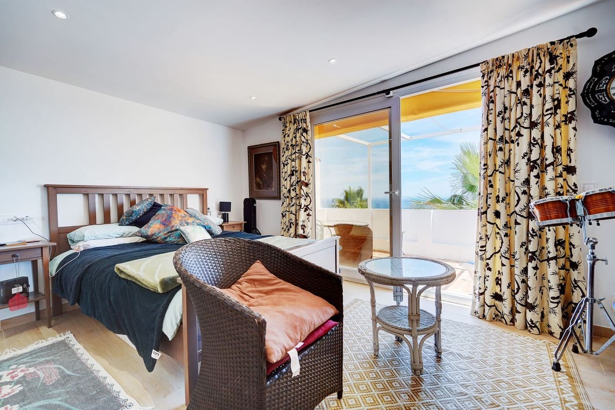 5 soverom Villa til salgs i La Capellania med svømmebasseng garasje - € 1 325 000 (Ref: 8969765)