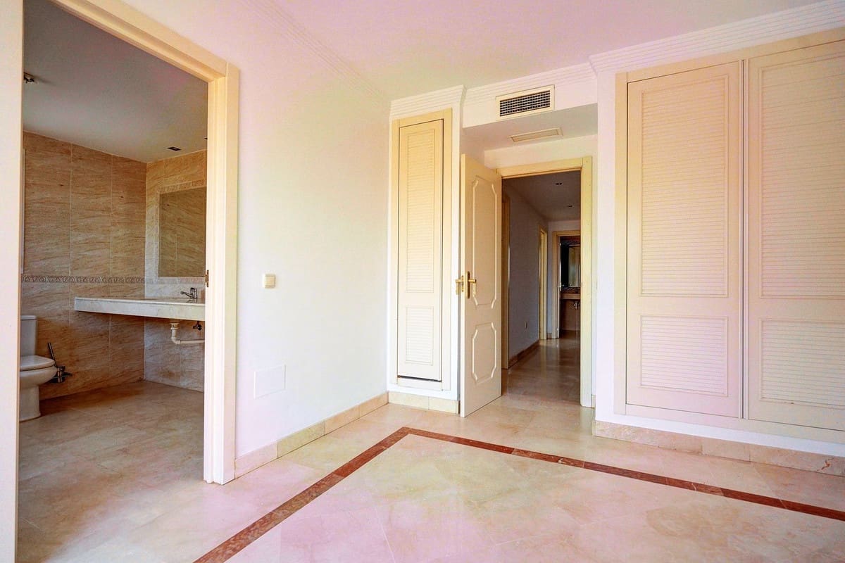 3 soveværelse Semi-Rækkehus til salg i Riviera del Sol med swimmingpool garage - € 460.000 (Ref: 9077481)