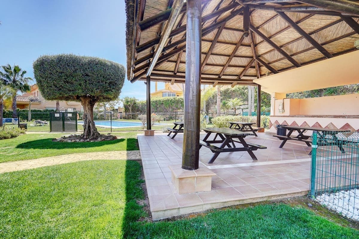 3 soveværelse Semi-Rækkehus til salg i Riviera del Sol med swimmingpool garage - € 460.000 (Ref: 9077481)