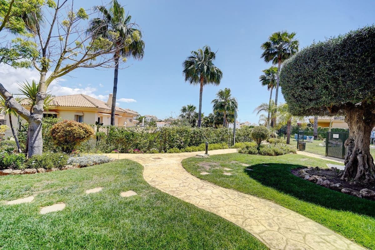 3 soveværelse Semi-Rækkehus til salg i Riviera del Sol med swimmingpool garage - € 460.000 (Ref: 9077481)