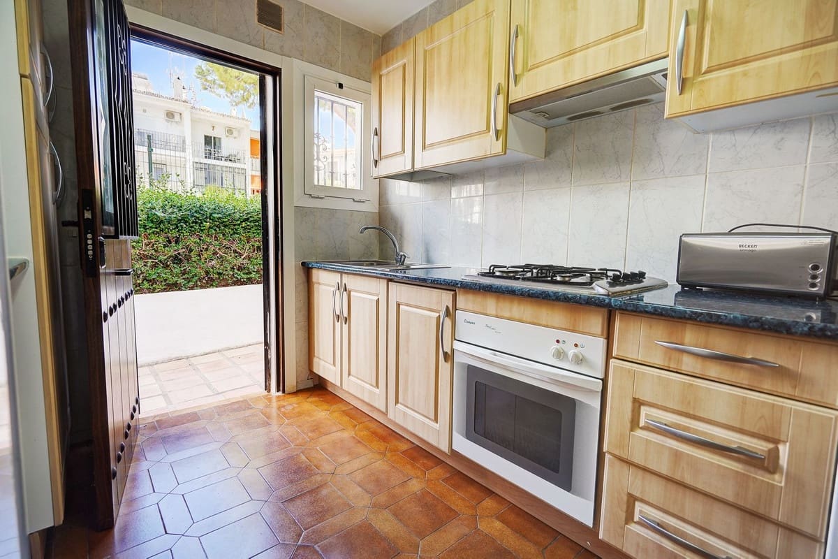 2 bedroom Townhouse for sale in Marbella with pool garage - € 325,000 (Ref: 9331780)
