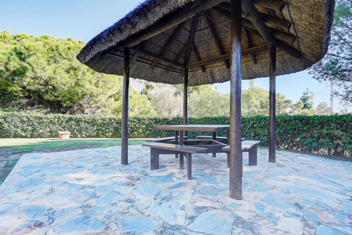 2 bedroom Apartment for sale in Calahonda with pool garage - € 275,000 (Ref: 9491911)