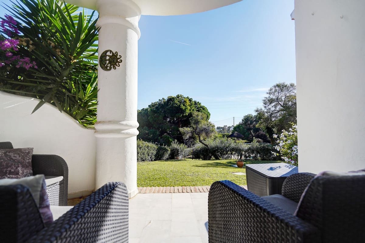 2 bedroom Apartment for sale in Calahonda with pool garage - € 275,000 (Ref: 9491911)