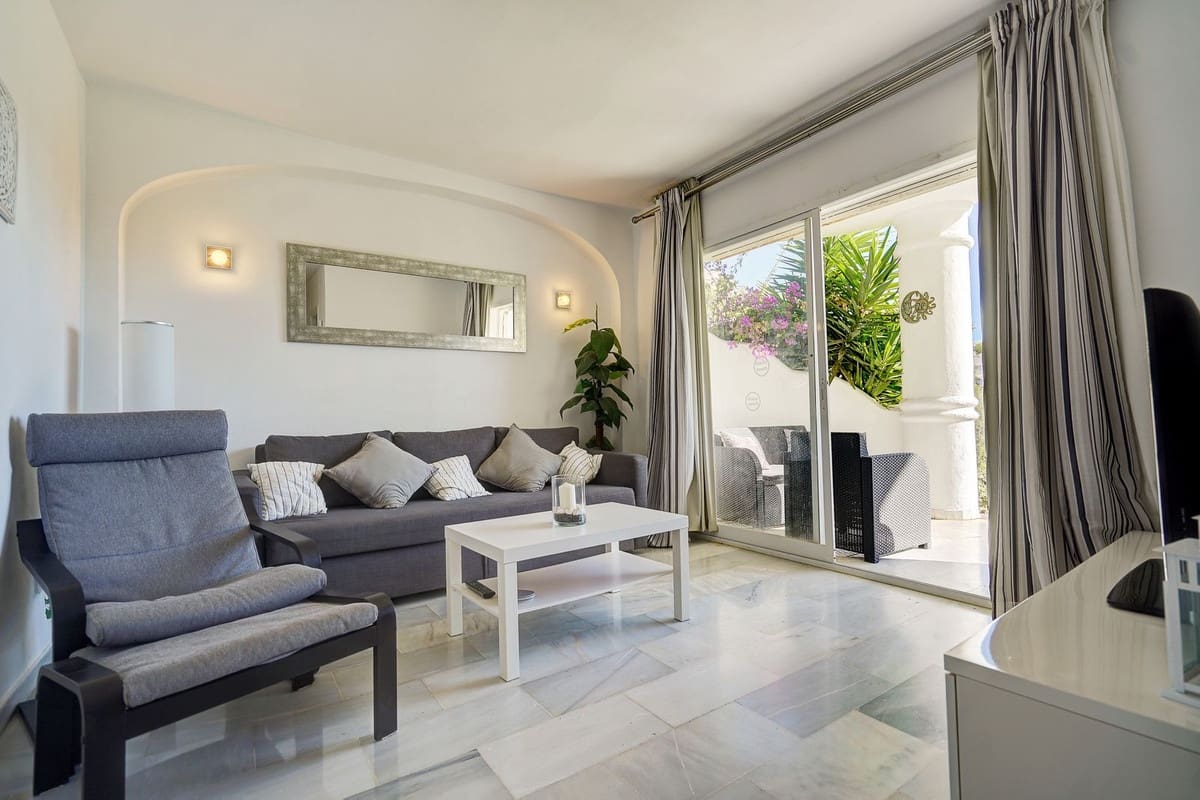 2 bedroom Apartment for sale in Calahonda with pool garage - € 275,000 (Ref: 9491911)