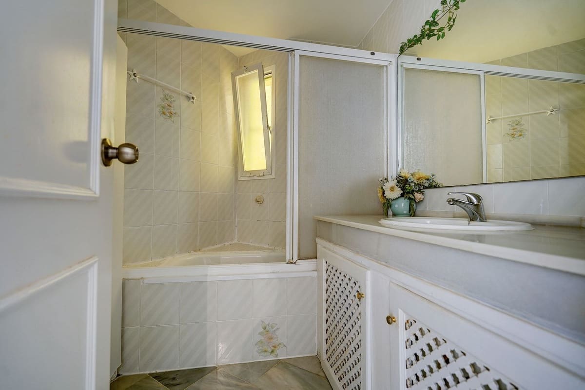 2 bedroom Apartment for sale in Calahonda with pool garage - € 275,000 (Ref: 9491911)