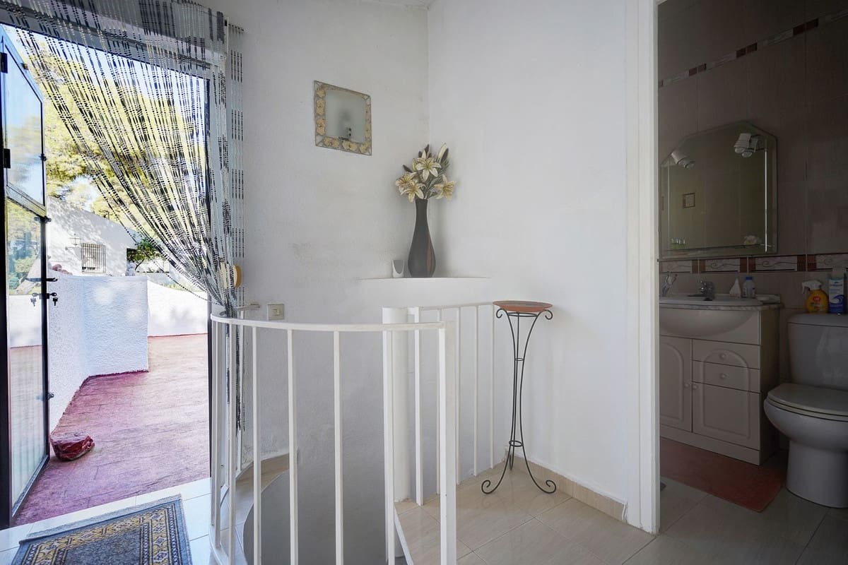 3 bedroom Villa for sale in Calahonda with pool garage - € 650,000 (Ref: 9519282)