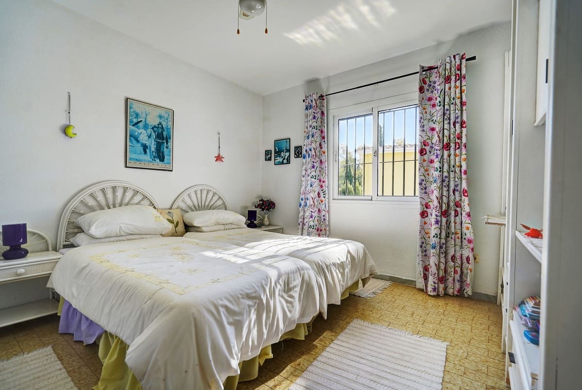 3 bedroom Villa for sale in Calahonda with pool garage - € 650,000 (Ref: 9519282)